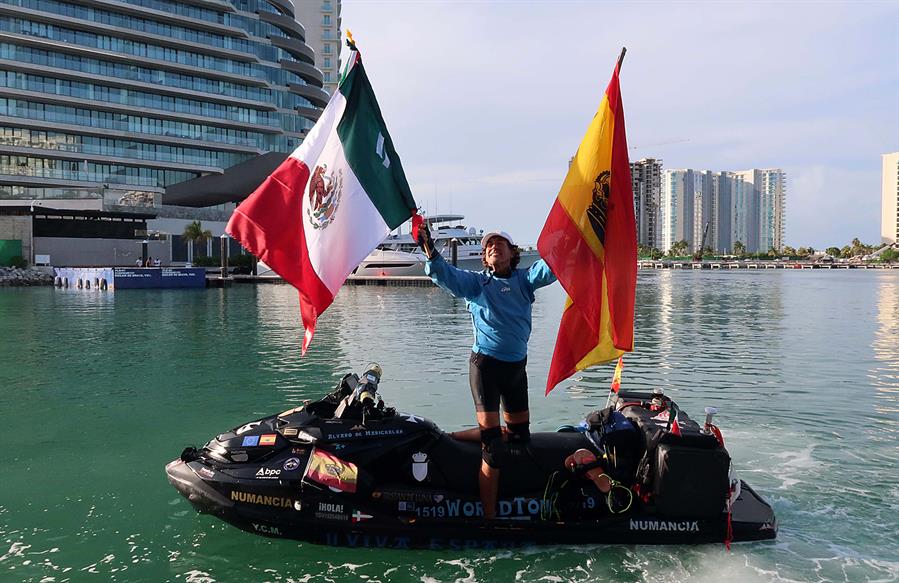 Llega a Cancún navegante español (2)