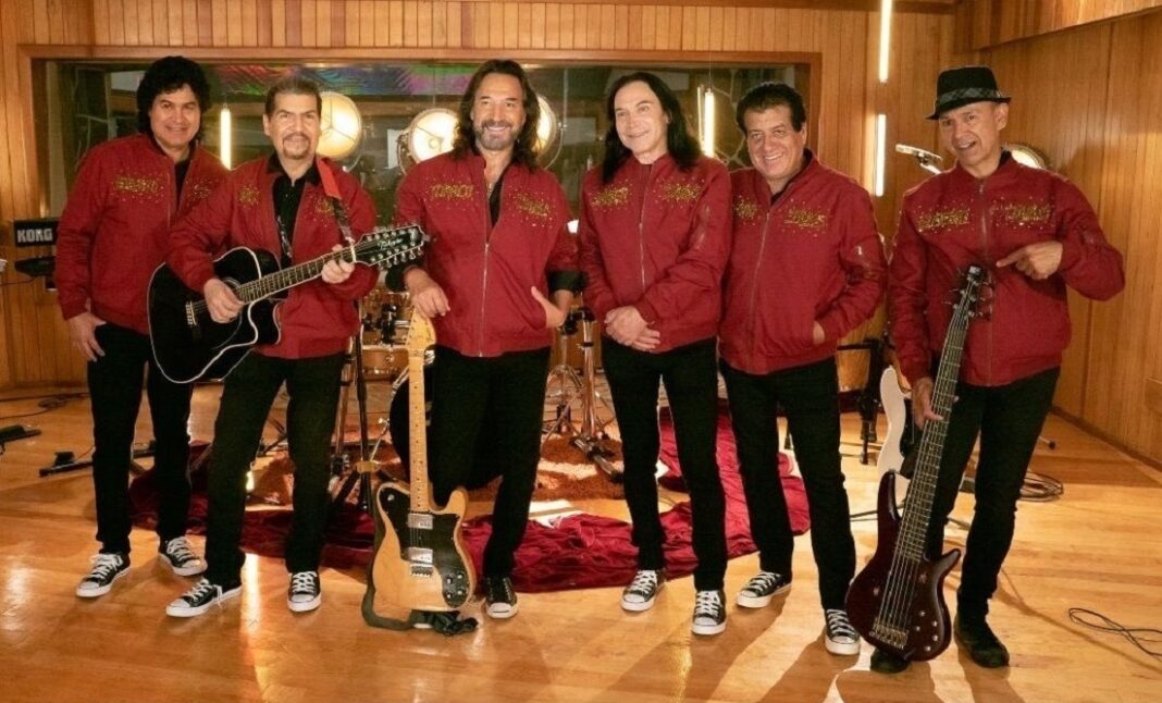 Imagen historica de la primera reunión de Marco Antonio Solis con Los Bukis, en Mayo del año pasado (2021). Ahora se preparan para la segunda gira artística en Estados Unidos. (Foto: Getty Image)