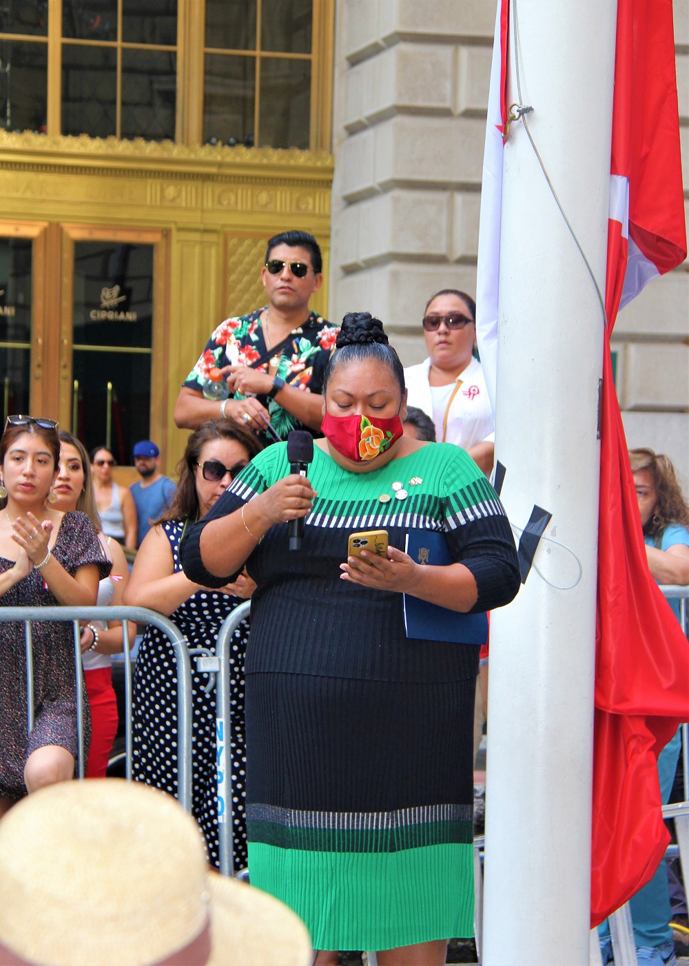 La primera y &uacute;nica peruana electa a la Asamblea estatal de Nueva York, Marcela Mitaynes, ley&oacute; un muy emotivo discurso que la llev&oacute; hasta las l&aacute;grimas y entreg&oacute; una proclamaci&oacute;n oficial de la legislatura estatal, honrando la fecha nacional m&aacute;s importante del calendario c&iacute;vico de su natal Per&uacute;.