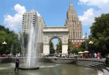Varias pasean en el parque de la Plaza Washington, el 20 de julio de 2022, en Nueva York (EE.UU.).