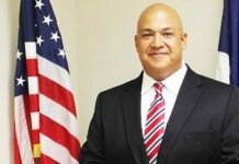 Jefe de policía de Uvalde renuncia a un cargo en la Alcaldía El jefe de policía del distrito escolar de Uvalde (Texas, EE.UU.), Pedro "Pete" Arredondo, renunció a su puesto dentro de la Alcaldía tras numerosas críticas por haber tardado en responder al tiroteo que acabó con la vida de 19 niños y dos profesoras.