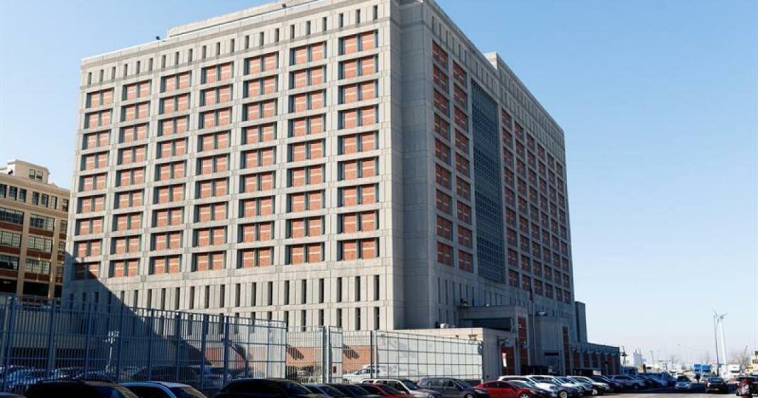 La fiscalía del distrito neoyorquino de Brooklyn anunció hoy que va a pedir la exoneración de tres hombres que, cuando eran adolescentes, fueron condenados a 25 años de cárcel por un sonado asesinato registrado en 1995 en el metro de Nueva York.