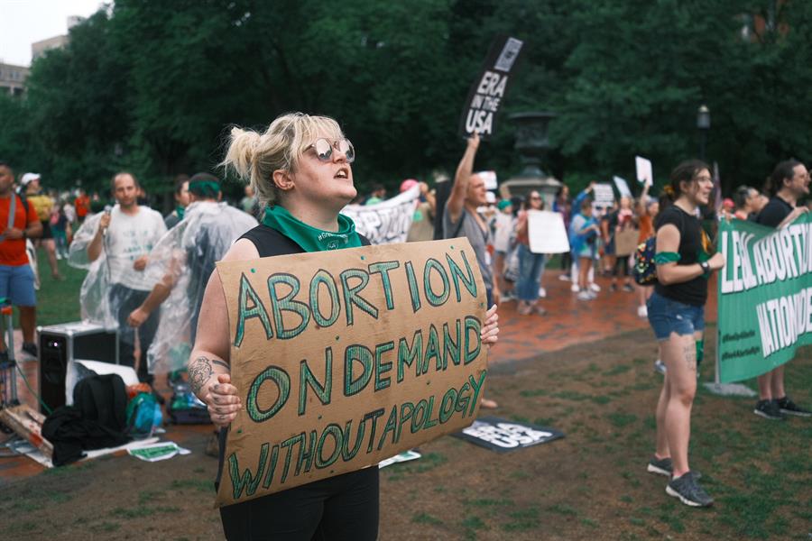  Personas protestan hoy frente a la Casa Blanca para exigir que se proteja el aborto legal
