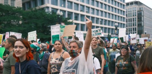 Cientos de personas marcharon este sábado por las calles de Washington hasta congregarse frente a la Casa Blanca para protestar contra la decisión del Tribunal Supremo de EE.UU. de eliminar la protección legal del aborto, vigente desde hacía 50 años.