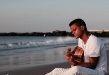 Wisky se enamoró de la música y la guitarra a una edad temprana, y ahora la usa para ayudar a otros artistas a crear sus proyectos.