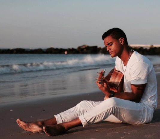 Wisky se enamoró de la música y la guitarra a una edad temprana, y ahora la usa para ayudar a otros artistas a crear sus proyectos.
