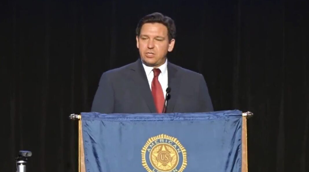 El gobernador de Florida, Ron DeSantis, ordenó a una agencia de su gobierno a advertir a empresarios privados a no caer en la 
