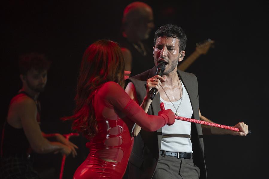 El cantante colombiano Sebastián Yatra (d) durante el concierto de su gira "Dharma", inauguración de una nueva edición del festival de Cap Roig
