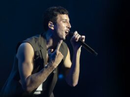 Cap Roig cae rendido a los ritmos latinos de Sebastián Yatra El colombiano Sebastián Yatra ha conquistado al público del Cap Roig (Gerona, noreste) en una noche inaugural en que los asistentes no han dejado de bailar y corear sus grandes éxitos como “Tacones rojos”, “Traicionera” o “Pareja del año”, que no han faltado en el espectáculo.