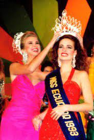Soledad Diabb, Miss Ecuador 1992 colocando la corona a Ariadna Mandini, Miss Ecuador 1993, dos de las hermosas embajadoras de la belleza de la mujer ecuatoriana que participaron en las celebraciones del 10 de agosto en Nueva York.