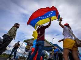 Veintidós senadores de EE.UU. urgieron este viernes al Gobierno de Joe Biden a prorrogar un permiso migratorio conocido como Estatus de Protección Temporal (TPS, en inglés), que ha permitido a miles de venezolanos trabajar y residir legalmente en el país.