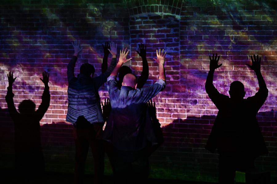 The Frontera Project muestra a algunos de sus actores durante la obra que retrata la vida en la frontera méxico-estadounidense, durante una función en Washington (EE.UU.). Miles de personas cruzan cada día la frontera entre Tijuana (México) y San Diego (EE.UU) para ir a trabajar, estudiar, comprar o hacer negocios.