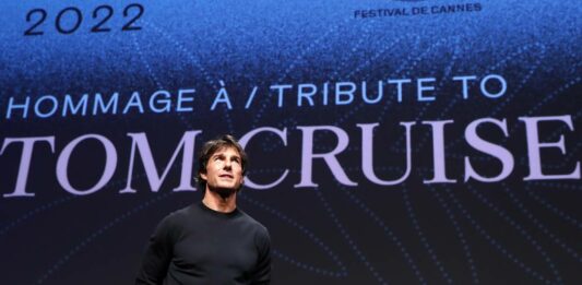 Tom Cruise llega a los 60 años este domingo como una de las personas más influyentes en la industria cinematográfica estadounidense, con la que el actor mantiene una relación de amor-odio mientras pasea su eterna juventud refrendada con el éxito de "Top Gun: Maverick", su último estreno.