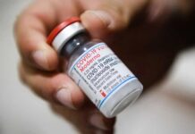 El Gobierno de Estados Unidos acordó comprar 66 millones de dosis de la vacuna actualizada contra la covid-19 que produce la farmacéutica Moderna con el fin de usarla en la campaña de refuerzo que prepara para el otoño y el invierno, según anunciaron este viernes las dos partes.