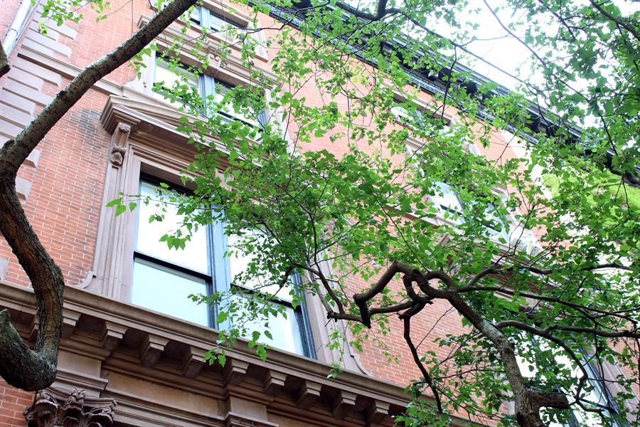 Fotografía de las ventanas del edificio conocido como la "Casa de la Muerte", ubicado en el número 14 West de la calle 10 de Manhattan, el 20 de julio de 2022, en Nueva York (EE.UU.).