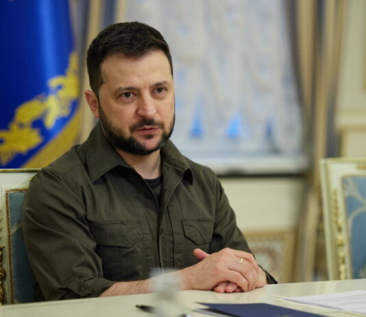 Zelenski agradece a Biden la nueva ayuda militar de EE.UU. a Ucrania El presidente de Ucrania, Volodomir Zelenski, ha agradecido al presidente de Estados Unidos, Joe Biden, la nueva ayuda militar a Ucrania de 270 millones de dólares anunciada este viernes que, a su juicio, "acelerarán la liberación" de su país.