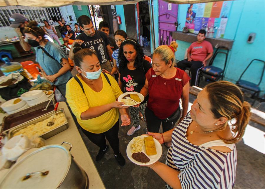 dan comida calientita a migrantes (1)