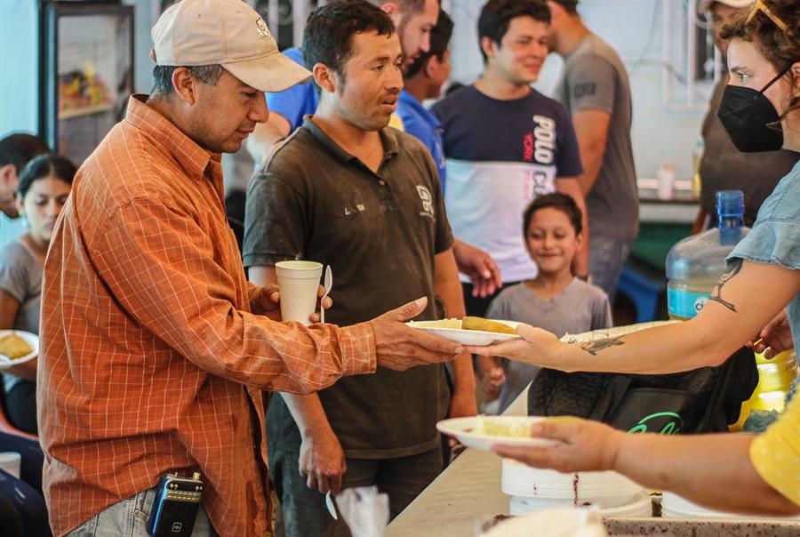 dan comida calientita a migrantes (3)