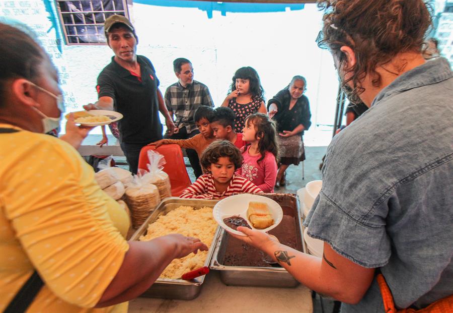 dan comida calientita a migrantes (3)