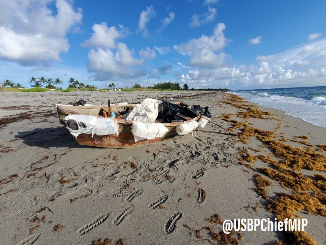 Un grupo formado por nueve de migrantes cubanos llegó este sábado a bordo de una pequeña embarcación de madera a las playas de Isla Júpiter, pequeña localidad ubicada en Martin County (Condado de Martín), en el estado estadounidense de Florida, informaron las autoridades locales.