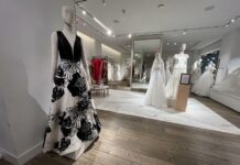 Los vestidos negros de novia se abren paso en Estados Unidos Tras dos años posponiendo bodas por la pandemia, este verano son muchas las parejas que han decidido darse el "sí, quiero" delante de sus seres queridos, y hay novias estadounidenses que se decantan por hacerlo a su estilo, aunque eso incluya cambiar el tradicional vestido blanco por uno negro.