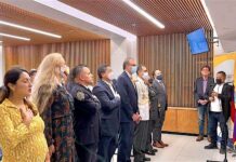 Consulado General conmemora fecha nacional y reconoce a ecuatorianos destacados Entonando con gran fervor el Himno Nacional de Ecuador, los asistentes al acto cívico conmemorativo del 10 de Agosto de 1809, realizado en el Consulado General de Ecuador en Nueva York.