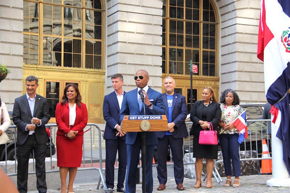 Previo el izamiento de la bandera dominicana, el alcalde Adams se dirigió a los líderes dominicanos, entre ellos, el comisionado de transporte Ydanis Rodríguez; la subcomisionada de MOIA, Miosotis Munoz; Cristina Contreras, presidente del Desfile Nacional Dominicano y CEO del Metropolitan Hospital y la asambleísta Karines Reyes, representante del distrito 87 del Bronx, frente a sus comisionados Manuel Castro y Edward Merlmerstein.