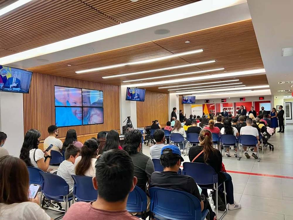 Una panor&aacute;mica de los asistentes al acto c&iacute;vico conmemorativo de la Declaraci&oacute;n de Independencia de Ecuador realizado en el Consulado General en Manhattan, mientras escuchaban el mensaje del presidente de la Rep&uacute;blica, Guillermo Lasso Mendoza.