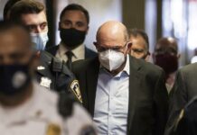 El exjefe financiero de la Organización Trump testifica contra la empresa Allen Weisselberg