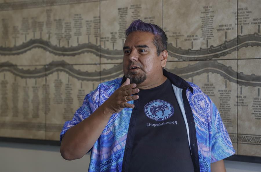 El artista Ángel Cabrales, participa en una charla sobre la obra “Axhuical" (El Paralelo), el 25 de agosto de 2022, en la Ciudad de México (México).