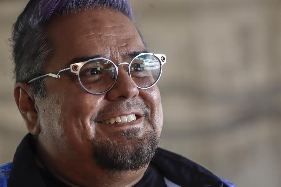 El artista Angel Cabrales imaginó las reflexiones a las que hubiera llegando el mundo si se hubiese evitado la colonización de los pueblos indígenas mexicanos y las plasmó en “Axhuical” (Paralelo), una pieza de cerámica que dialoga sobre la relación México y Estados Unidos en la casa del embajador estadounidense Ken Salazar.