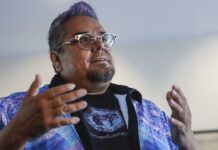 El artista Ángel Cabrales imaginó las reflexiones a las que hubiera llegado el mundo si se hubiera evitado la colonización de los pueblos indígenas mexicanos y las plasmó en “Axhuical” (Paralelo), una pieza de cerámica que dialoga sobre la relación México y Estados Unidos en la casa del embajador estadounidense Ken Salazar.
