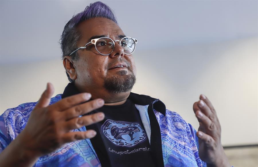 Ángel Cabrales El artista Ángel Cabrales imaginó las reflexiones a las que hubiera llegado el mundo si se hubiera evitado la colonización de los pueblos indígenas mexicanos y las plasmó en “Axhuical” (Paralelo), una pieza de cerámica que dialoga sobre la relación México y Estados Unidos en la casa del embajador estadounidense Ken Salazar.
