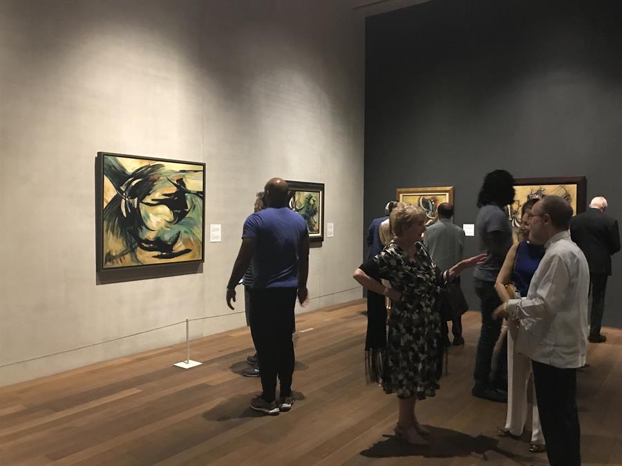 Visitantes observan las obras del pintor cubano Mariano Rodríguez durante su exposición.