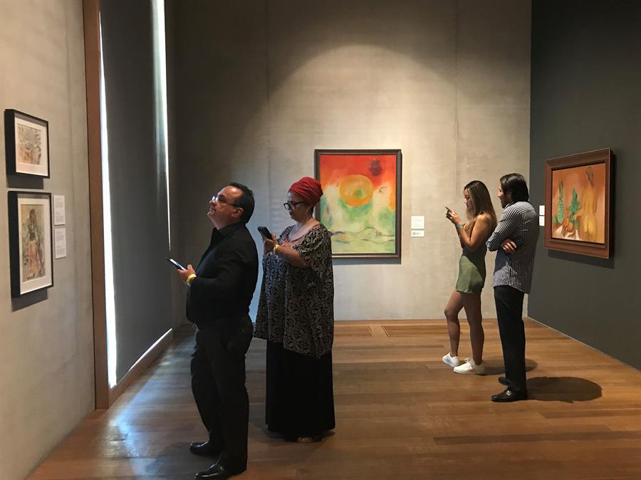 Visitantes observan las obras del pintor cubano Mariano Rodríguez durante la exposición "Miariano: variaciones sobre un tema", en el Museo de Arte Pérez de Miami.