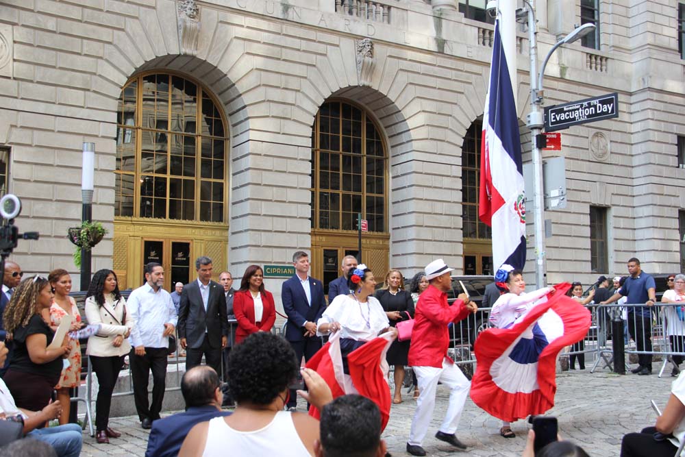 Después del izamiento de la bandera dominicana, participó el grupo Danza Folclórica Ricardo Ureña, que con sus coloridos atuendos y con la alegre música, que es emblema de la nación caribeña, puso a todos los asistentes en ánimo festivo y sin poder resistirse a celebrar bailando.
