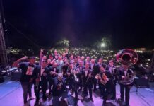 Banda Los Coyulitos: “Hagas lo que hagas, simplemente diviértete” A lo largo de los años, han estado presentando en vivo alrededor de los Estados Unidos y México para grandes multitudes.