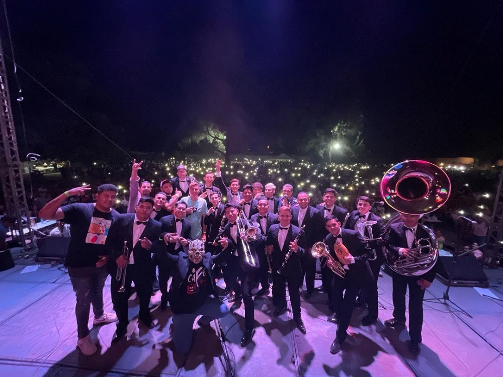 Banda Los Coyulitos Foto 2 A lo largo de los años, han estado presentando en vivo alrededor de los Estados Unidos y México para grandes multitudes.