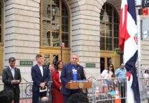 El comisionado Manuel Castro, de la Oficina de Asuntos de los Inmigrantes de la Alcaldía de Nueva York (MOIA) promotor y anfitrión de la ceremonia de izamiento de la bandera dominicana en Bowling Green, mantiene firme sus esfuerzos para resaltar la presencia de las comunidades inmigrantes en la ciudad.
