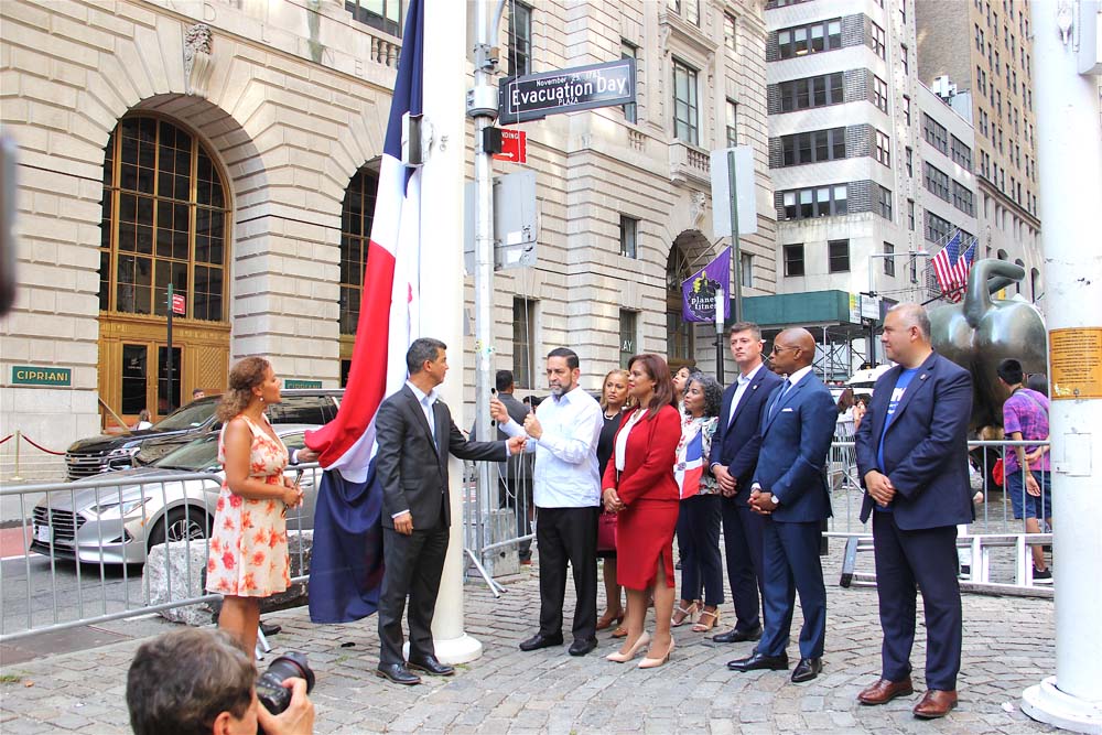 El Hon. Eligio Jáquez, cónsul general de República Dominicana en Nueva York, en presencia del alcalde de la ciudad, Eric Adams y sus comisionados, de Inmigracion y de Asuntos Intergubernamentales, izó la hermosa bandera de Quisqueya en el corazón del distrito financiero en Manhattan junto a líderes dominicanos de la ciudad.