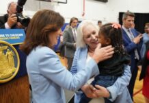 Gobernadora Hochul y senadora Gillibrand destacan financiamiento a cuidado infantil