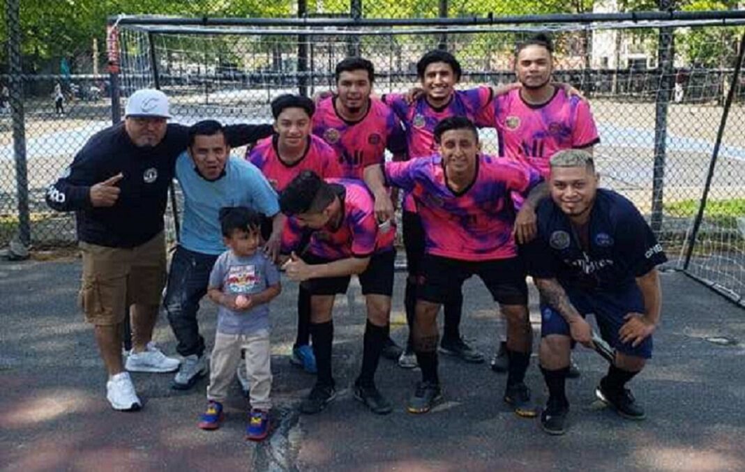 Dirigentes e integrantes del 'aguerrido' equipo del Chinantla, que se encuentran desempenando una excelente campaña en la Liga Mi Barrio y logicamente están comandando en la tabla de posiciones. (Foto Cortesía: LiMiBa)