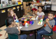 Proyecto Brazos Abiertos: un proyecto que apoya las necesidades educativas de inmigrantes buscando asilo California es a partir del nuevo ciclo escolar el primer estado de EE.UU. en brindar comidas gratuitas a todos los estudiantes de sus escuelas públicas, sin importar los ingresos de las familias.