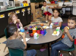 California es a partir del nuevo ciclo escolar el primer estado de EE.UU. en brindar comidas gratuitas a todos los estudiantes de sus escuelas públicas, sin importar los ingresos de las familias.