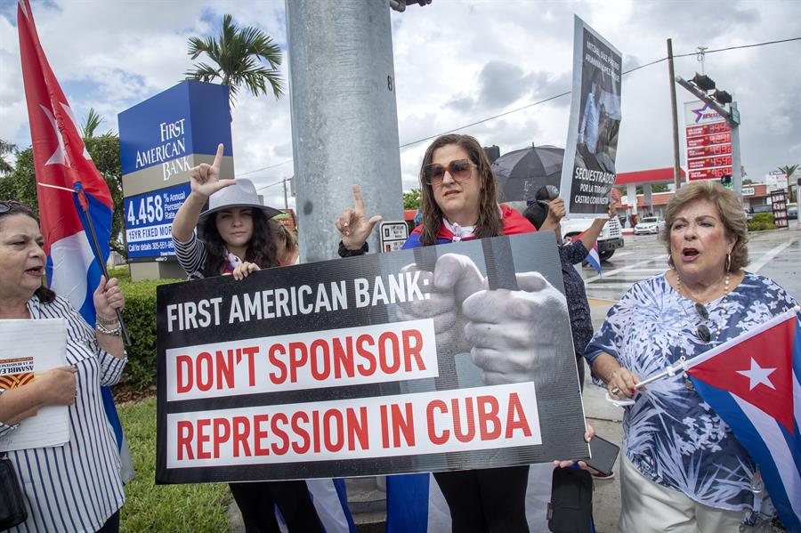 Cubanos protestan