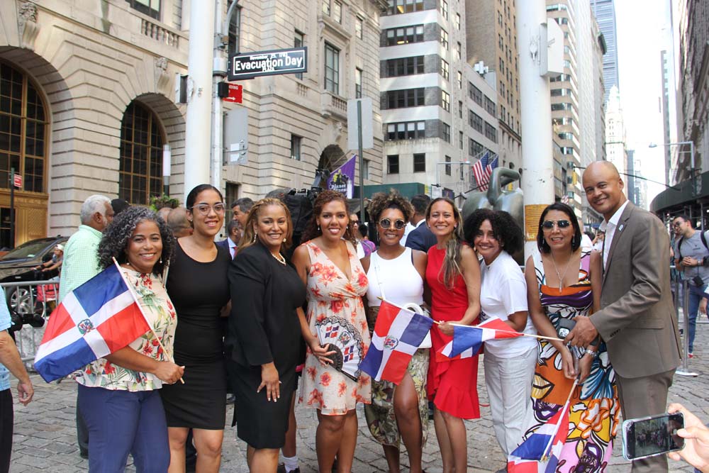 Un aspecto destacado del liderazgo dominicano de Nueva York es la presencia de mujeres dominicanas que en diferentes posiciones del gobierno municipal, estatal, comunitario, del sistema hospitalario, etc., etc., son muy activas promoviendo sus raíces y el progreso de su comunidad.