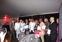 El selecto grupo de dominicanos reconocidos por el alcalde Eric Adams frente al congresista Adriano Espaillat y el comisionado Ydanis Rodriguez durante la recepción ofrecida por el burgomaestre en su residencia oficial Gracie Mansion.