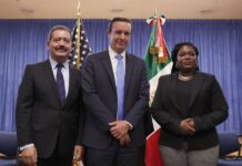 Senador y congresistas de EE.UU. dicen que están en México para "escuchar" El congresista estadounidense Jesús Chuy García (i), el senador estadounidense Chris Murphy (c) y la congresista estadounidense, Cori Bush