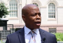 Eric Adams quiere que los inmigrantes recién llegados tengan permisos de trabajo El “Proyecto brazos abiertos” proporcionará servicios integrales a los nuevos estudiantes que ingresan al sistema escolar, incluyendo apoyos académicos, socioemocionales y de acceso lingüístico.