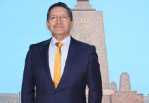 Embajador José Sandoval, nuevo cónsul general de Ecuador en Nueva York El prestigioso y experimentado diplomático de carrera, Embajador José Sandoval, flamante cónsul general de Ecuador en Nueva York, ha dado un giro positivo al funcionamiento de esa representación, la cual ha sido un referente importante en la historia de los ecuatorianos en esta metrópolis.